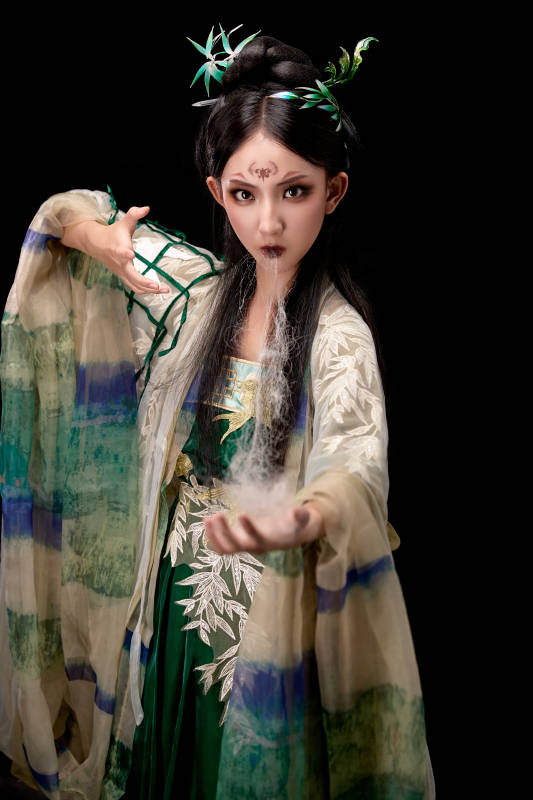 黑色背景下身穿古装汉服的东方女子图片