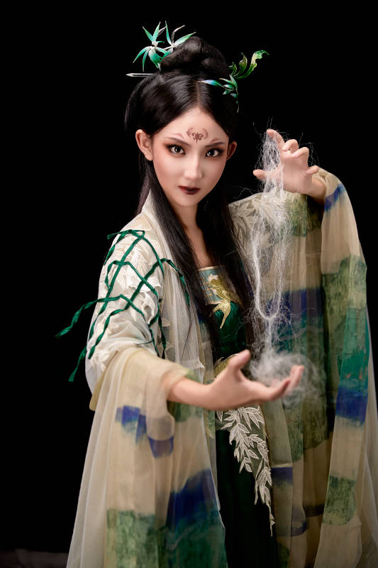 黑色背景下身穿古装汉服的东方女子图片