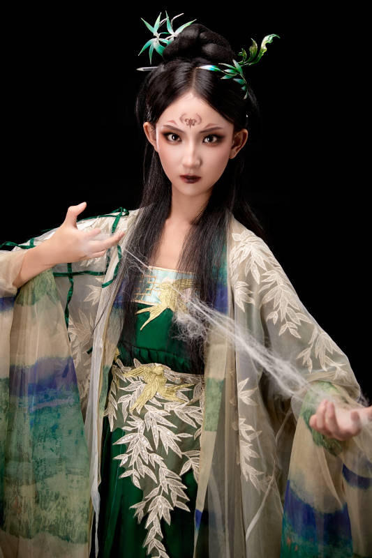 黑色背景下身穿古装汉服的东方女子图片