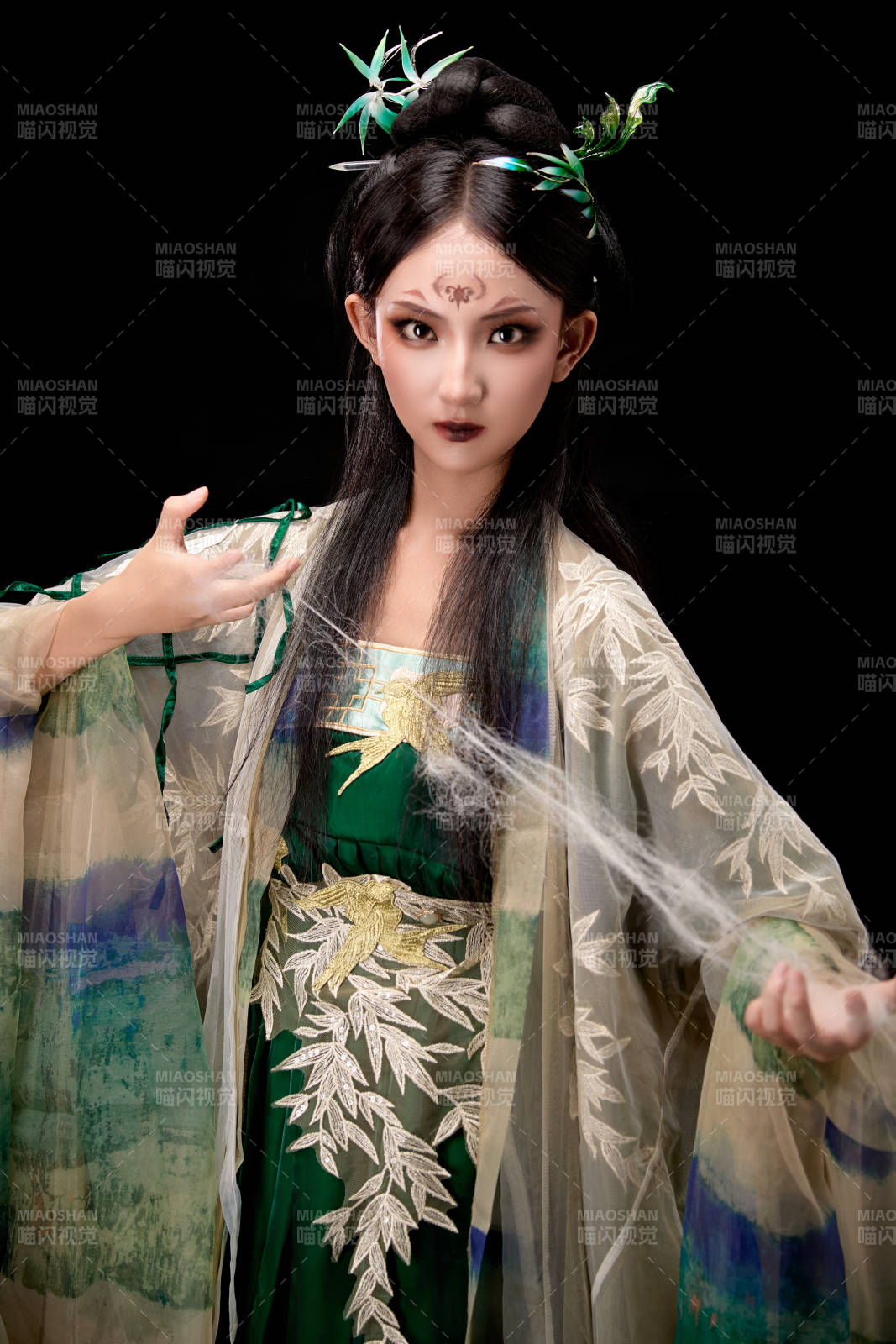 黑色背景下身穿古装汉服的东方女子图片