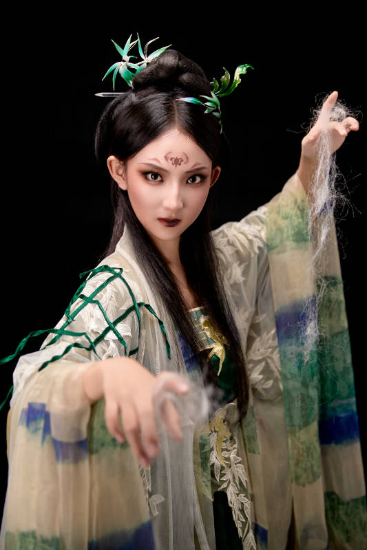 黑色背景下身穿古装汉服的东方女子图片