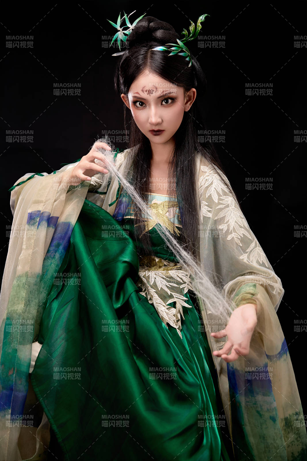 黑色背景下身穿古装汉服的东方女子图片