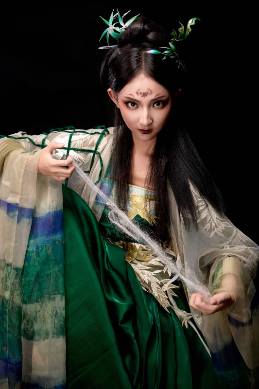 黑色背景下身穿古装汉服的东方女子图片