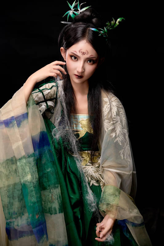 黑色背景下身穿古装汉服的东方女子图片