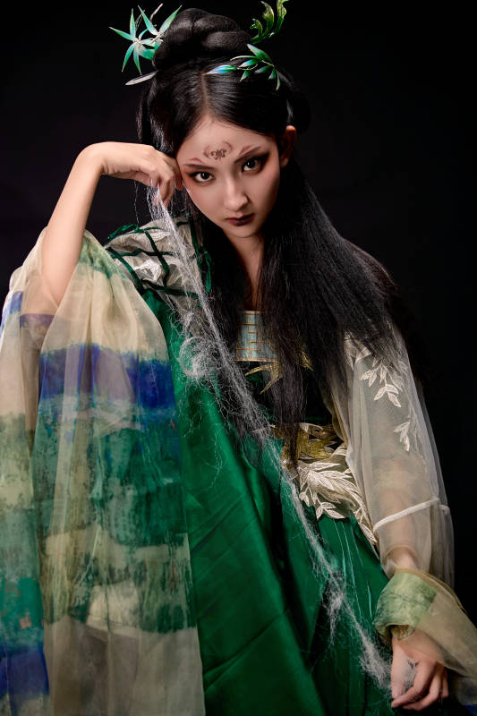 黑色背景下身穿古装汉服的东方女子图片