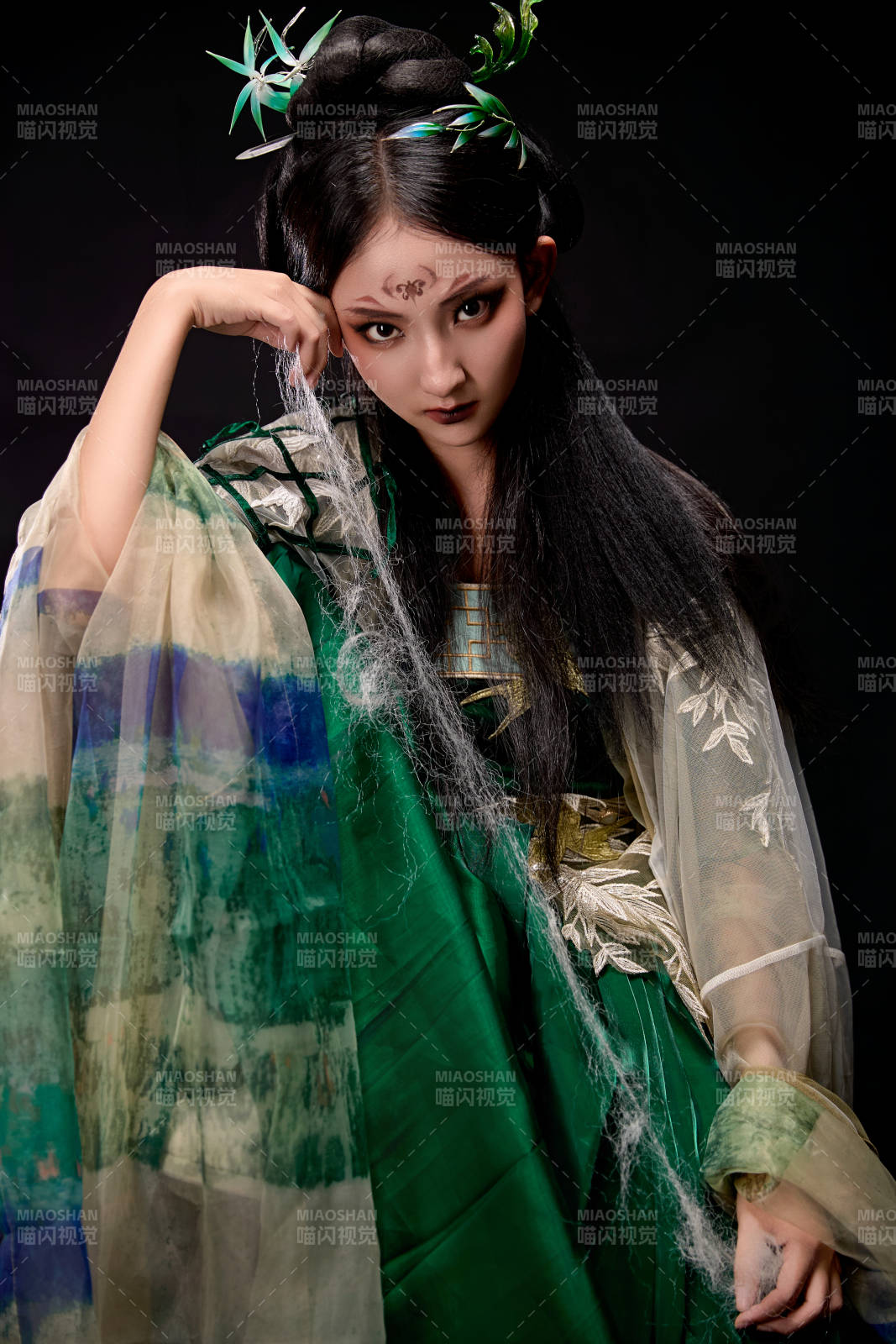 黑色背景下身穿古装汉服的东方女子图片