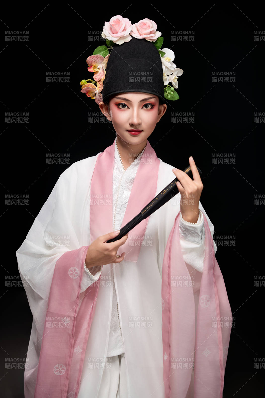 身着粤剧戏曲反串装扮手持折扇的青年女性图片