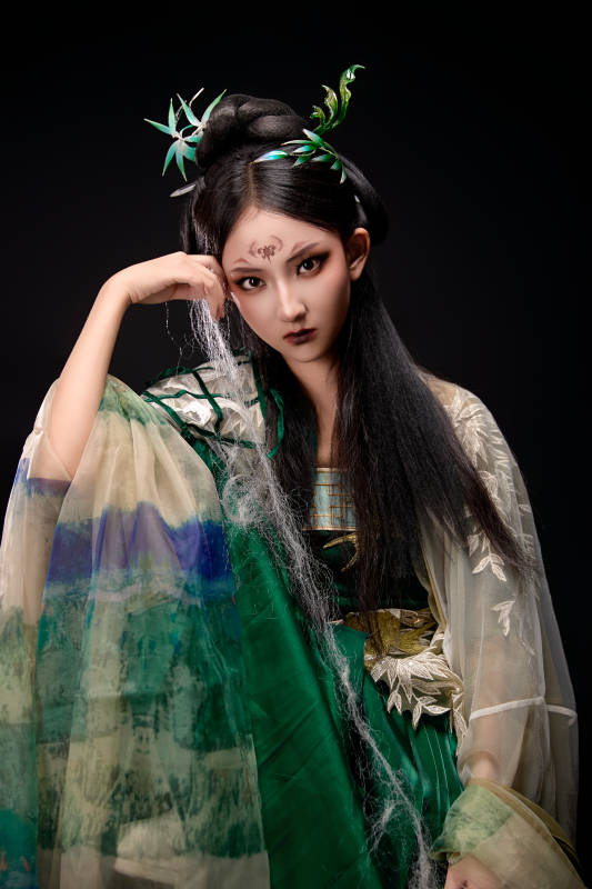 黑色背景下身穿古装汉服的东方女子图片