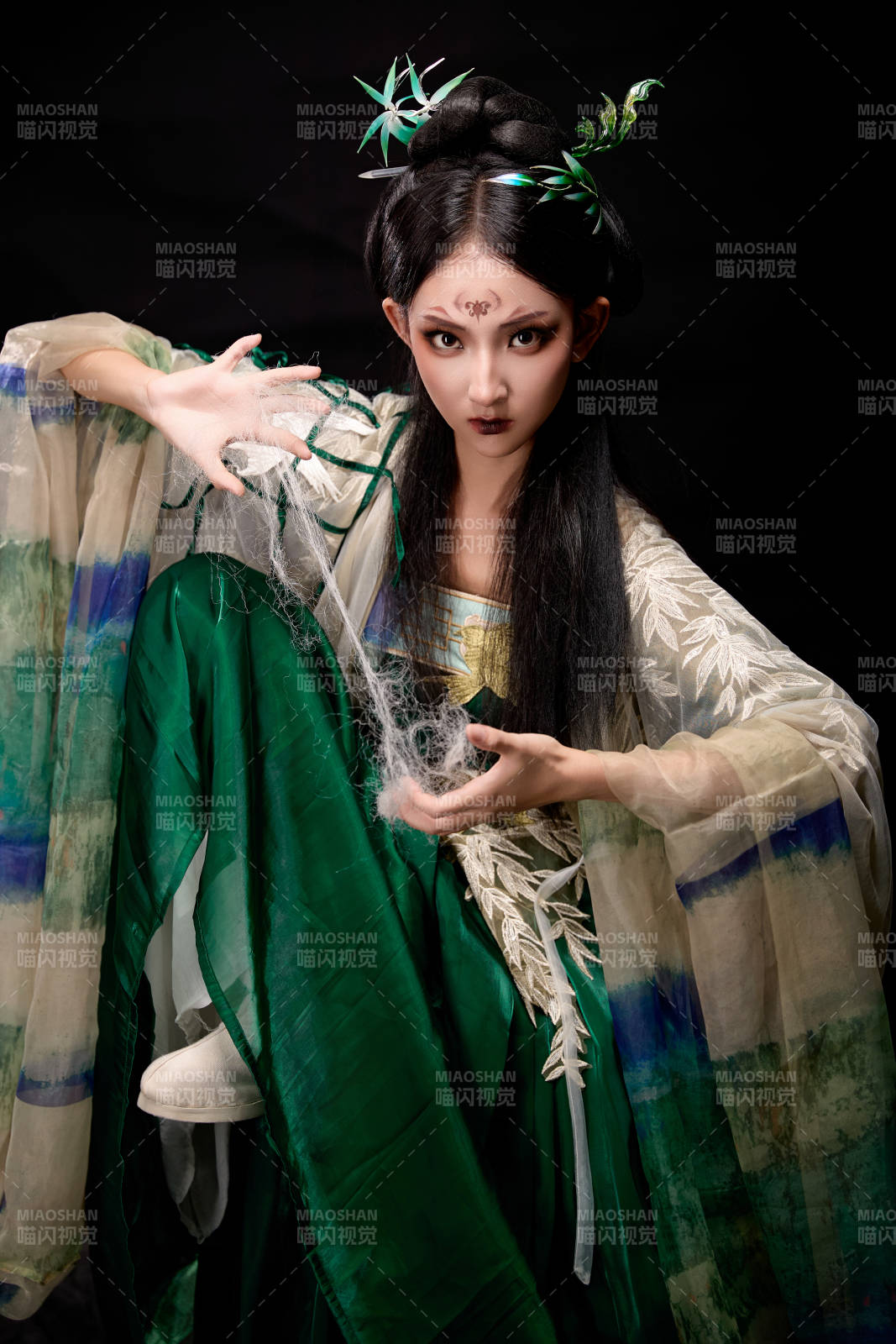 黑色背景下身穿古装汉服的东方女子图片