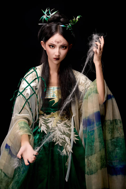 黑色背景下身穿古装汉服的东方女子图片