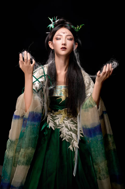 黑色背景下身穿古装汉服的东方女子图片