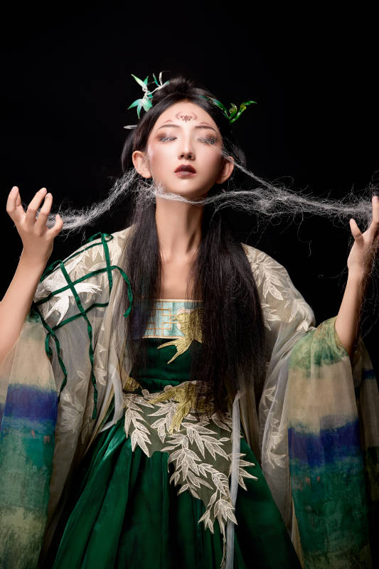 黑色背景下身穿古装汉服的东方女子图片