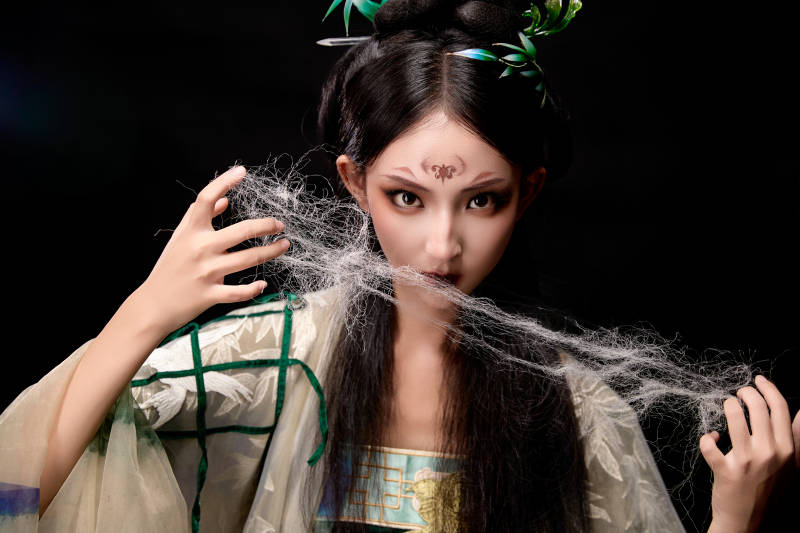 黑色背景下身穿古装汉服的东方女子图片