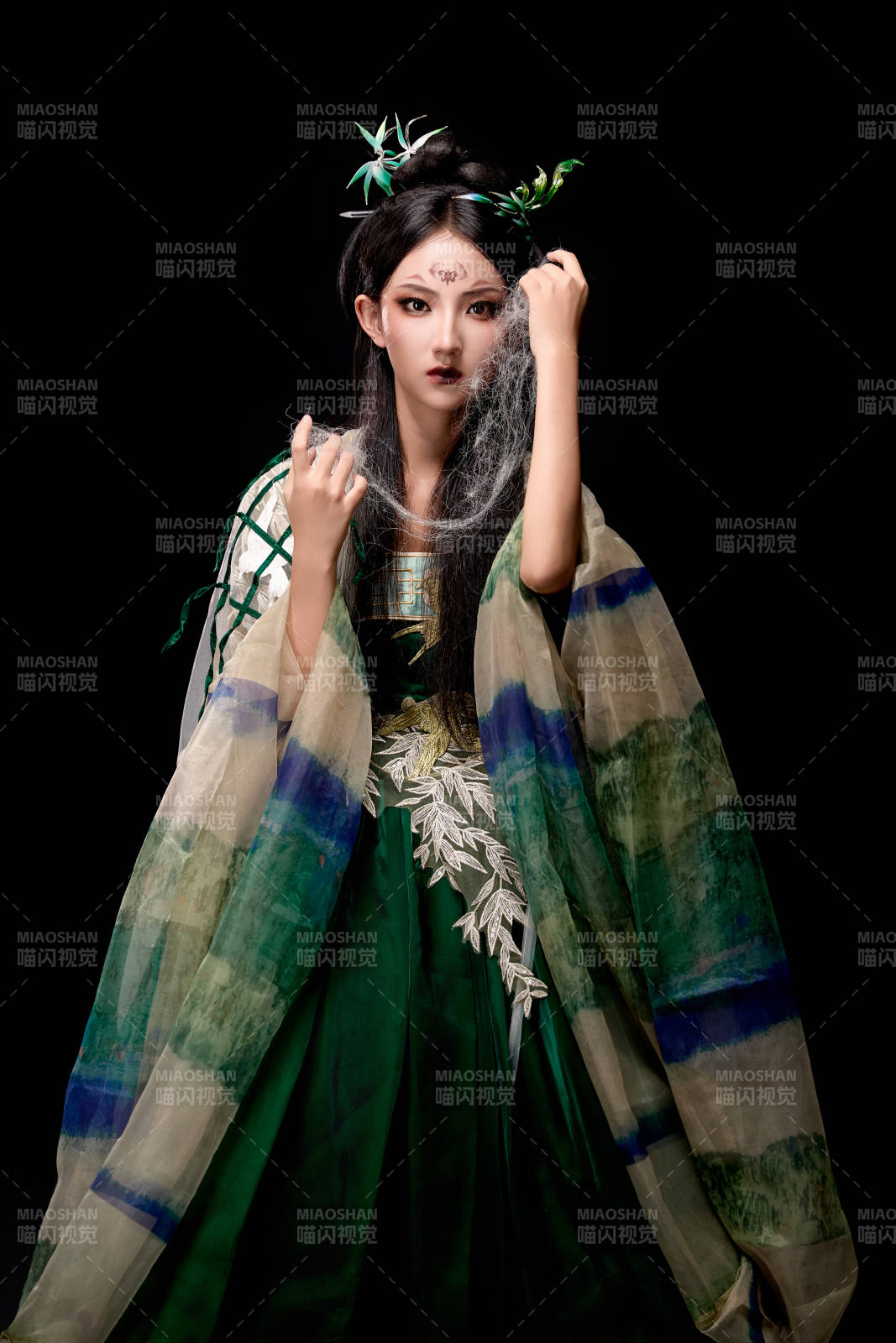 黑色背景下身穿古装汉服的东方女子图片