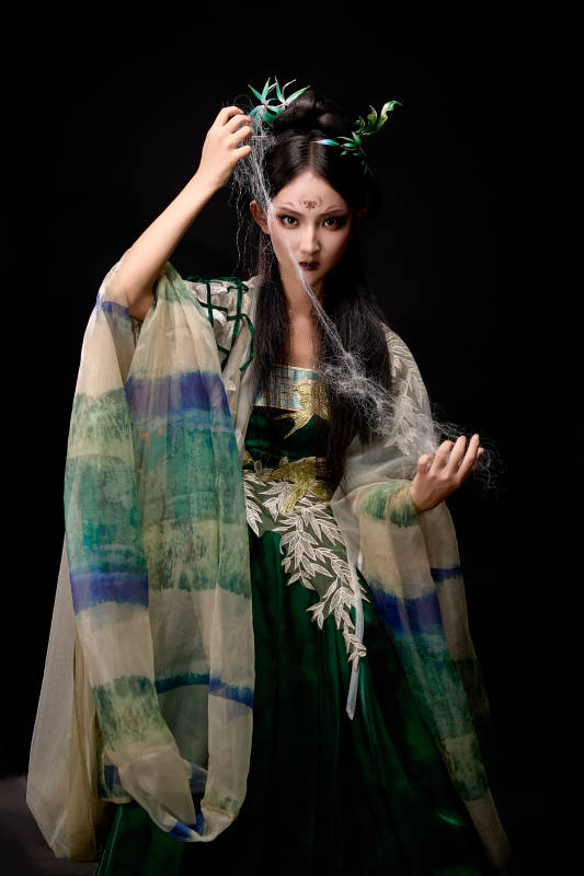 黑色背景下身穿古装汉服的东方女子图片