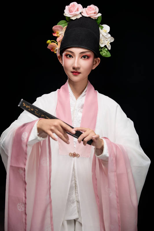 身着粤剧戏曲反串装扮手持折扇的青年女性图片