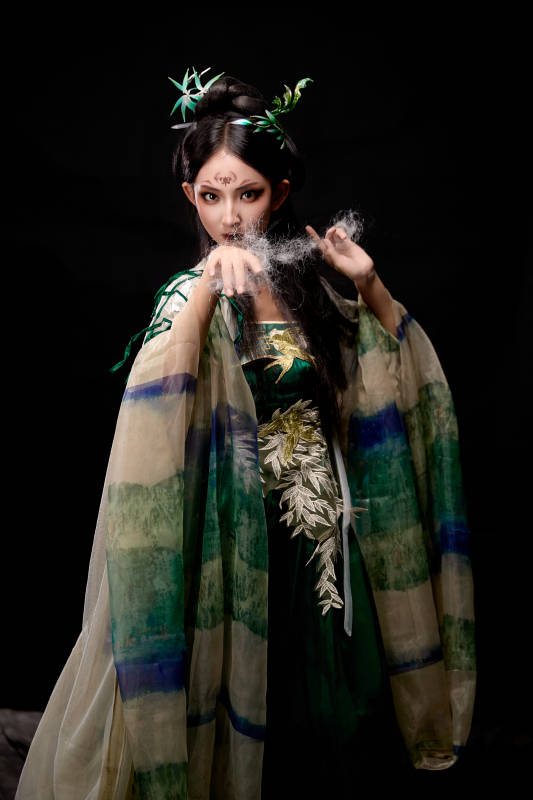 黑色背景下身穿古装汉服的东方女子图片