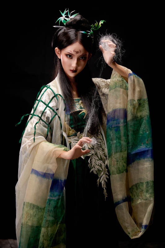 黑色背景下身穿古装汉服的东方女子图片