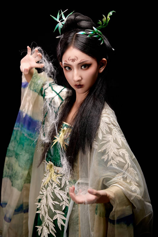 黑色背景下身穿古装汉服的东方女子图片