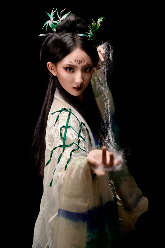 黑色背景下身穿古装汉服的东方女子图片