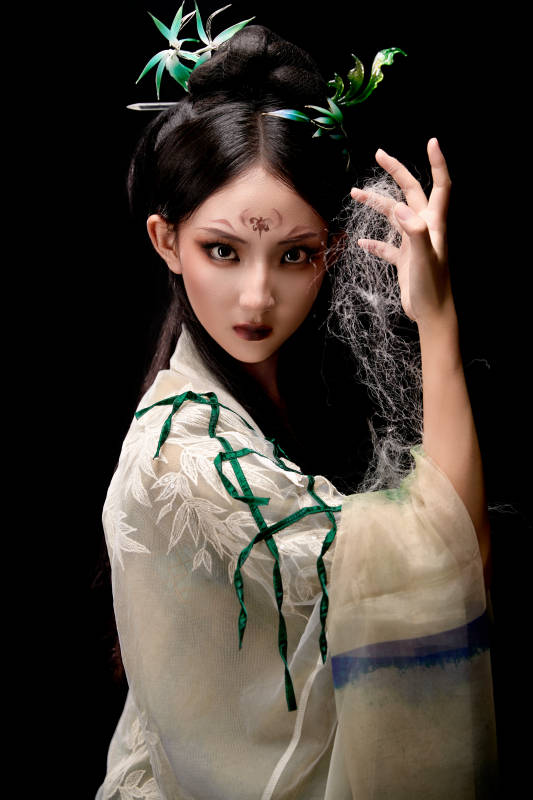 黑色背景下身穿古装汉服的东方女子图片