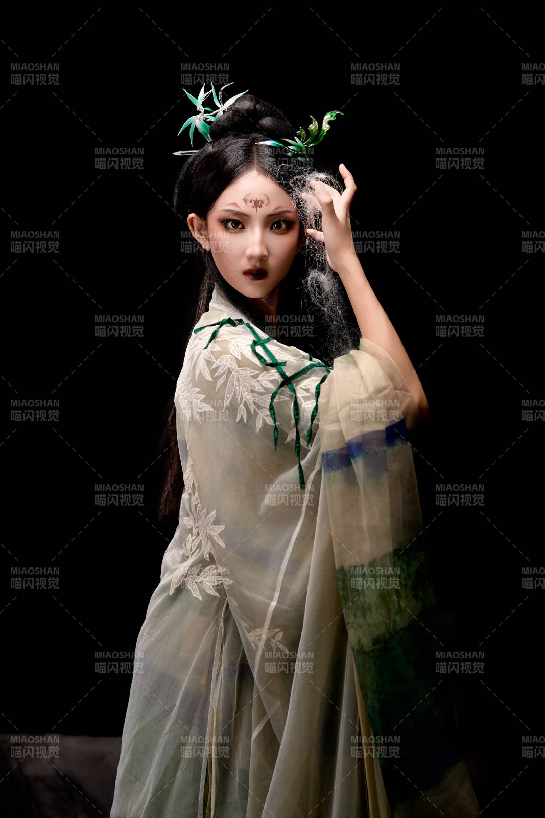 黑色背景下身穿古装汉服的东方女子图片