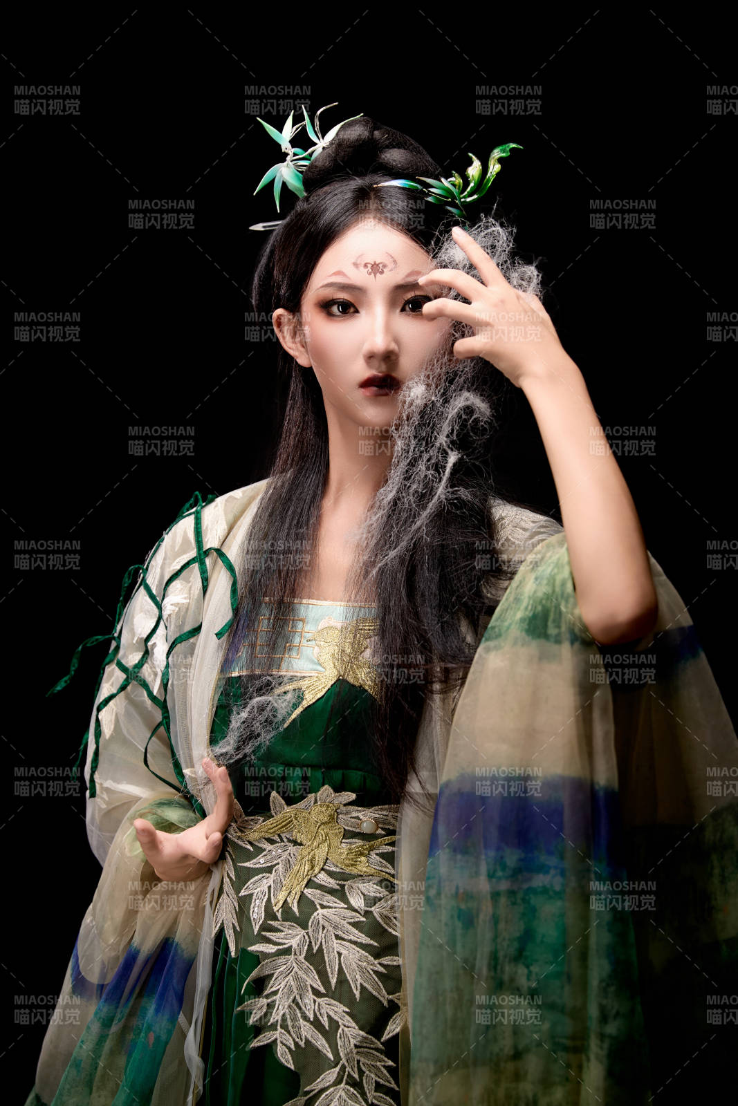 黑色背景下身穿古装汉服的东方女子图片