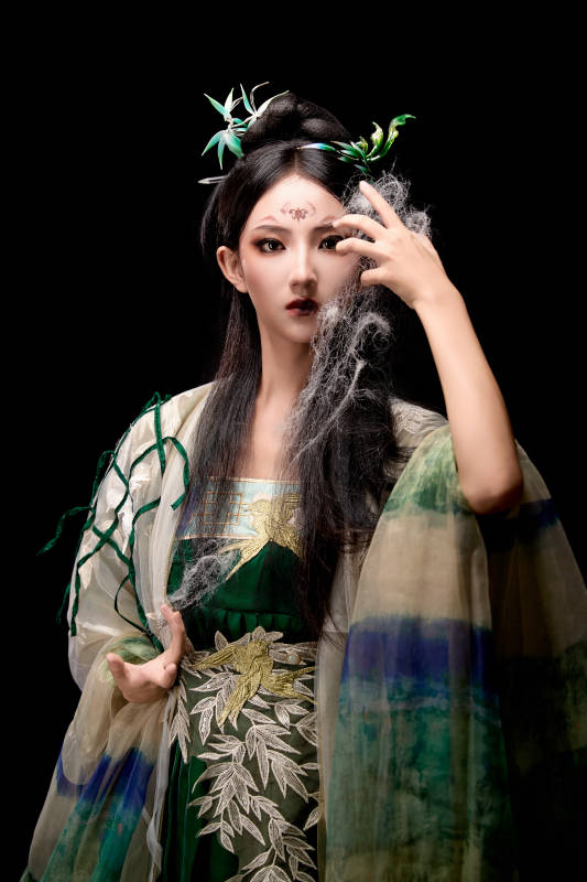 黑色背景下身穿古装汉服的东方女子图片