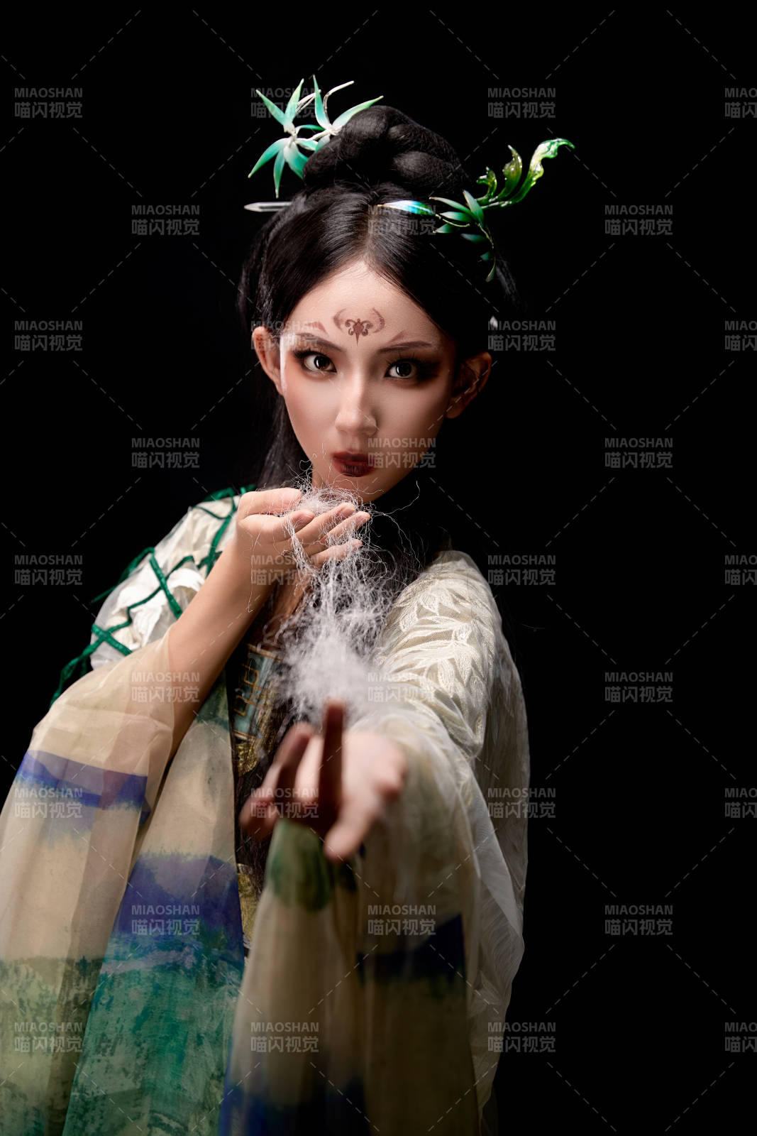 黑色背景下身穿古装汉服的东方女子图片