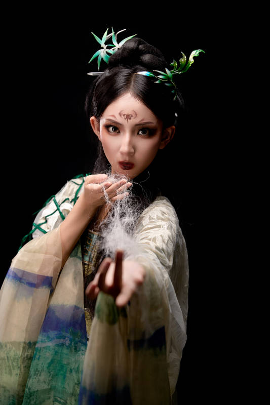 黑色背景下身穿古装汉服的东方女子图片