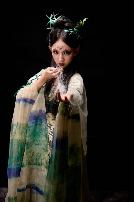 黑色背景下身穿古装汉服的东方女子图片