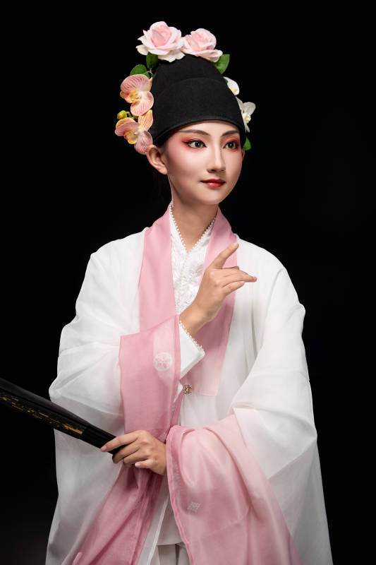 身着粤剧戏曲反串装扮手持折扇的青年女性图片