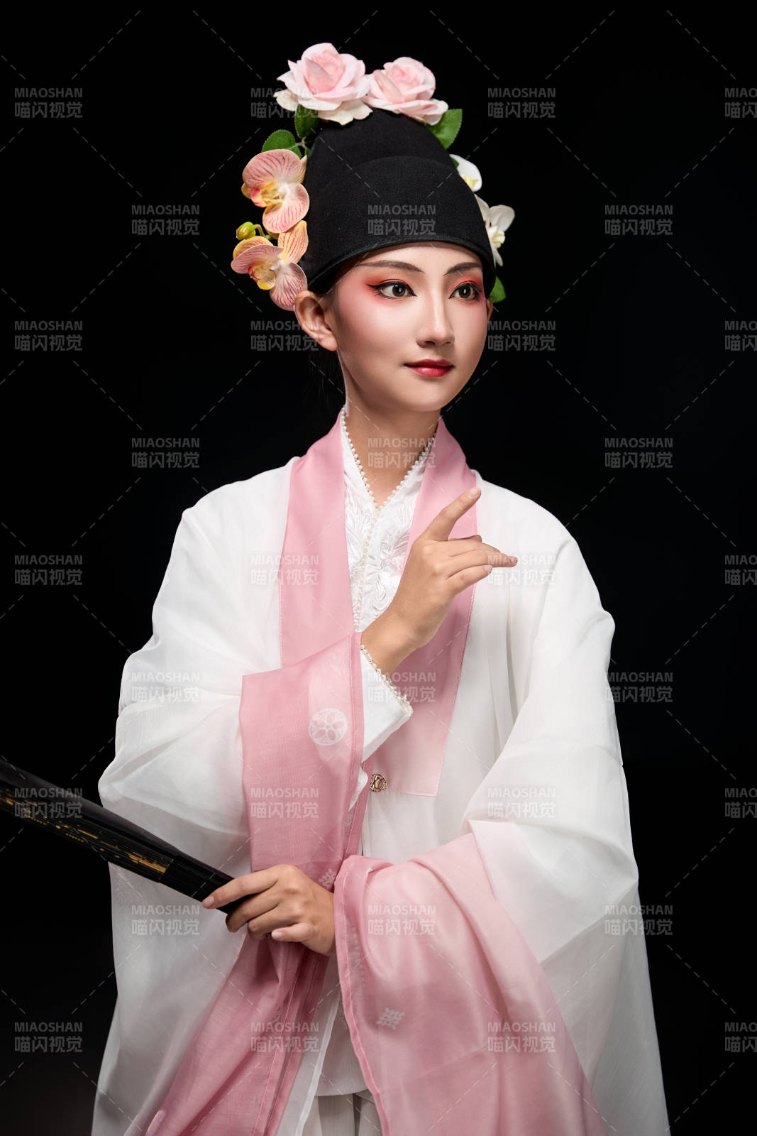 身着粤剧戏曲反串装扮手持折扇的青年女性图片