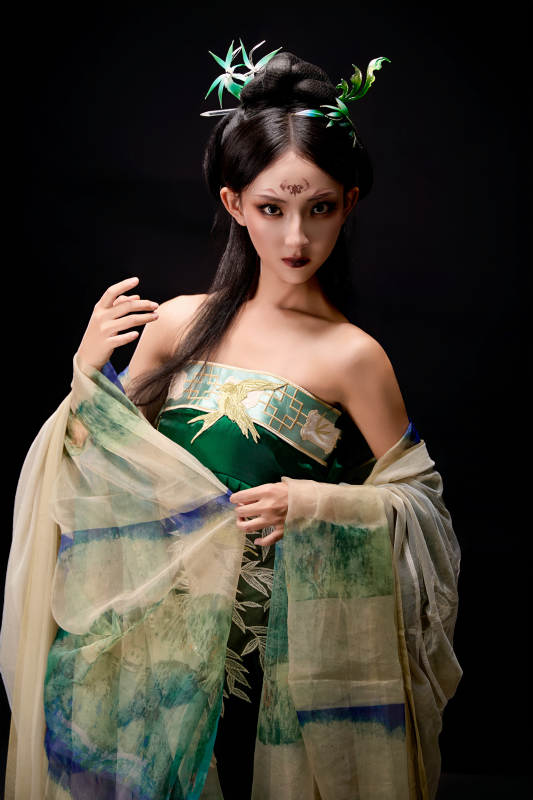 黑色背景下身穿古装汉服的东方女子图片