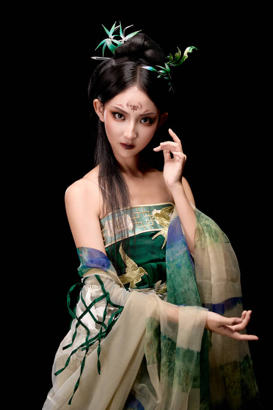 黑色背景下身穿古装汉服的东方女子图片