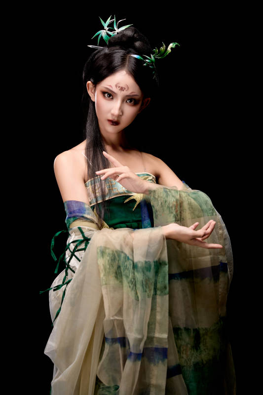 黑色背景下身穿古装汉服的东方女子图片