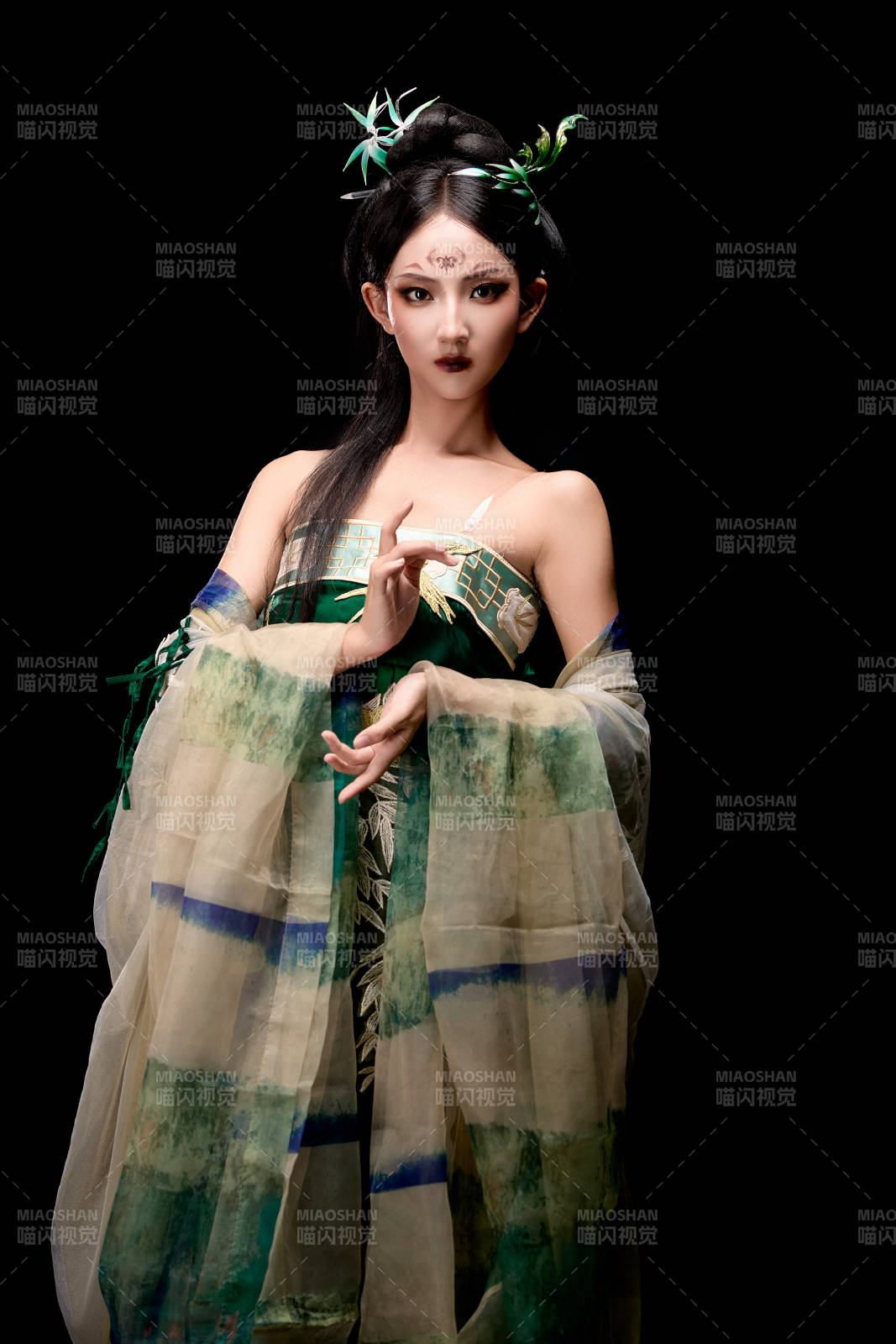 黑色背景下身穿古装汉服的东方女子图片