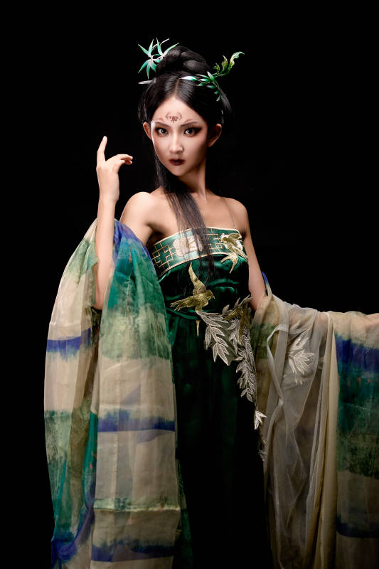 黑色背景下身穿古装汉服的东方女子图片