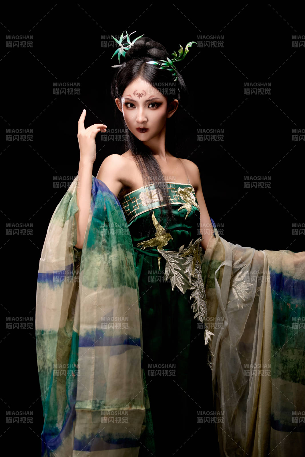 黑色背景下身穿古装汉服的东方女子图片