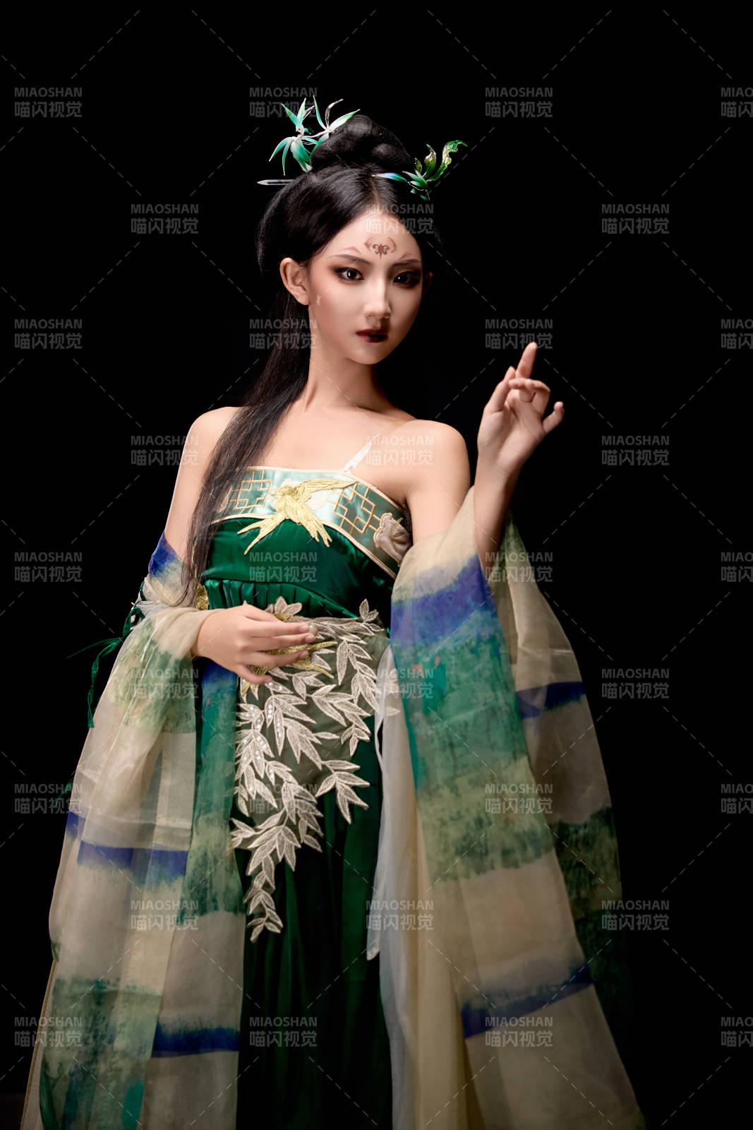 黑色背景下身穿古装汉服的东方女子图片