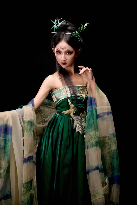 黑色背景下身穿古装汉服的东方女子图片