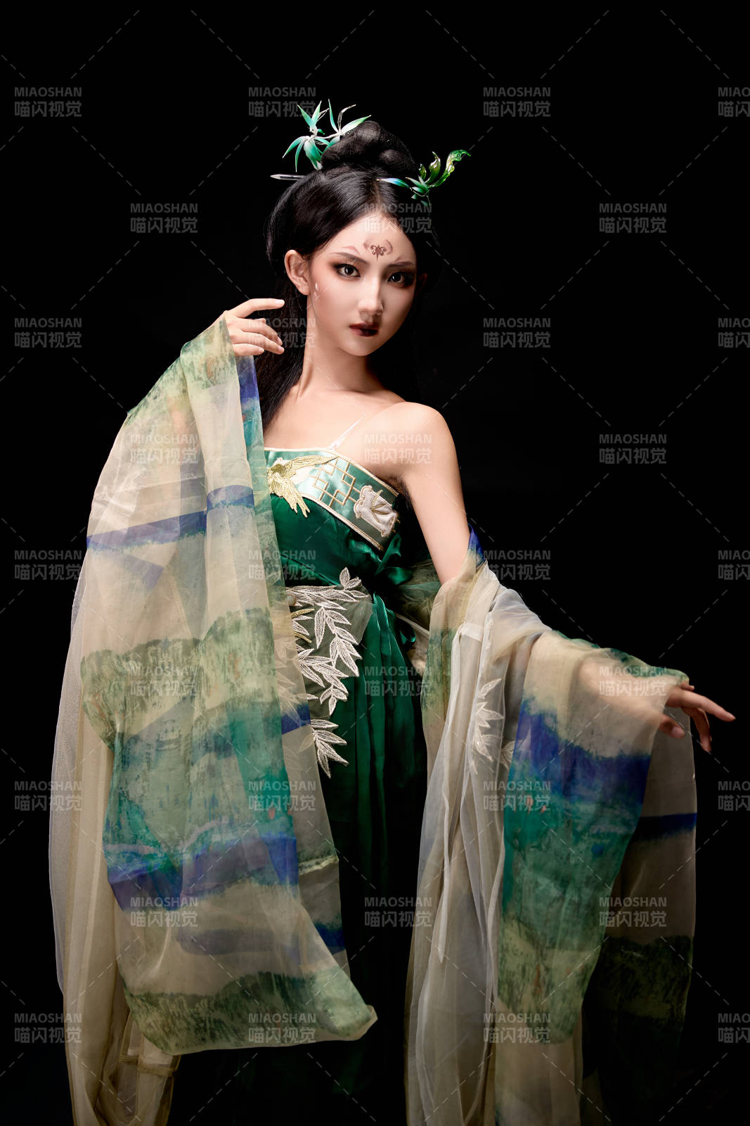 黑色背景下身穿古装汉服的东方女子图片