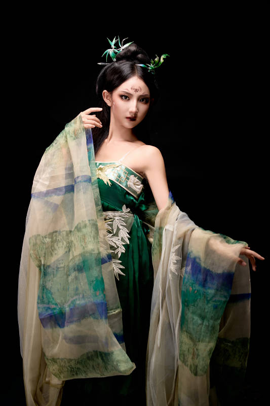 黑色背景下身穿古装汉服的东方女子图片