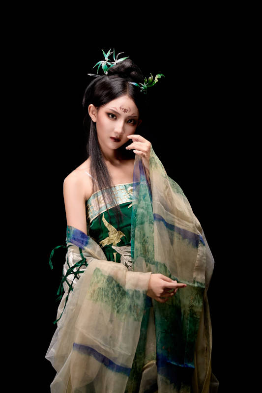 黑色背景下身穿古装汉服的东方女子图片