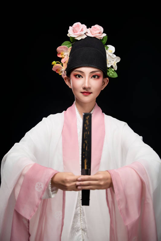 身着粤剧戏曲反串装扮手持折扇的青年女性图片