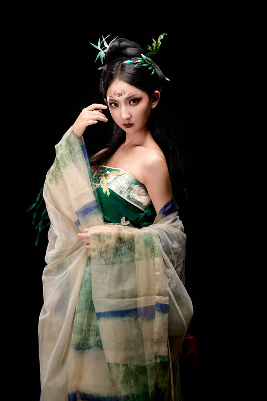 黑色背景下身穿古装汉服的东方女子图片