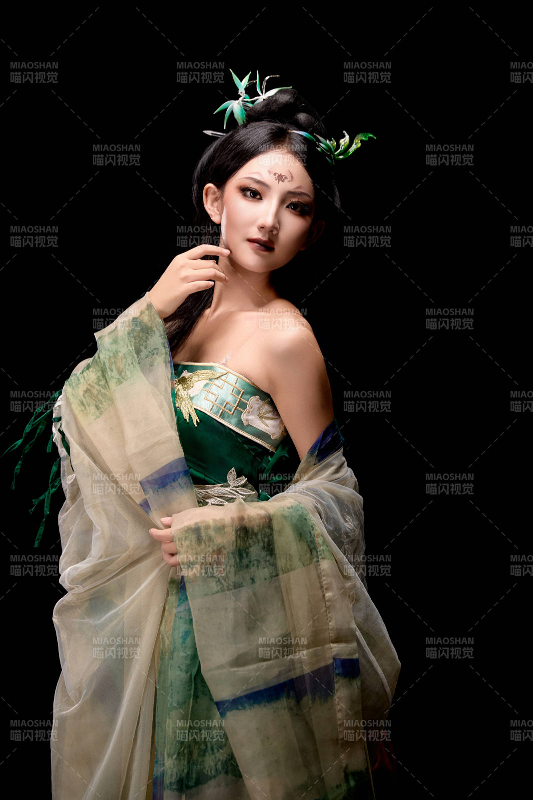 黑色背景下身穿古装汉服的东方女子图片