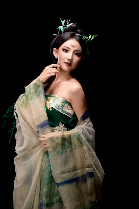 黑色背景下身穿古装汉服的东方女子图片