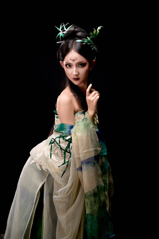 黑色背景下身穿古装汉服的东方女子图片