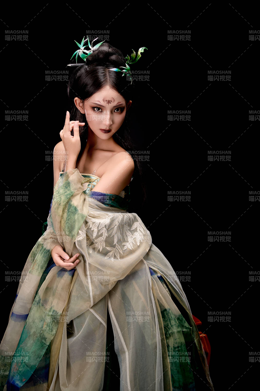 身穿古装汉服坐在椅子上的古灵精怪少女图片